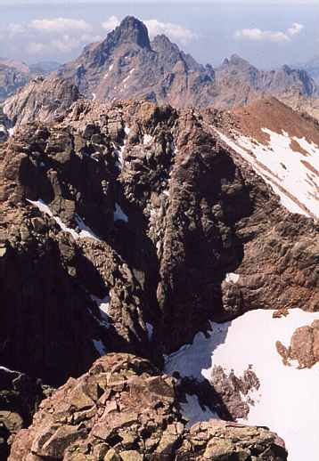 pohled z vrcholu Monte Cinta na vrchol Paglia Orba